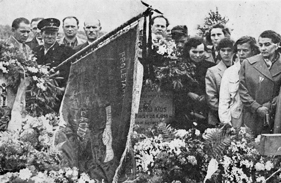 Pogrzeb jednego z uczestników wydarzeń poznańskich Pogrzeb jednego z uczestników wydarzeń poznańskich. Na pierwszym planie sztandar z napisem „Proletariusze wszystkich krajów, łączcie się!”. Zdanie to pochodzi z Manifestu Komunistycznego Karola Marksa i Fryderyka Engelsa i uchodziło za sztandarowe hasło komunistów Źródło: Pogrzeb jednego z uczestników wydarzeń poznańskich, 1956, Fotografia, domena publiczna.