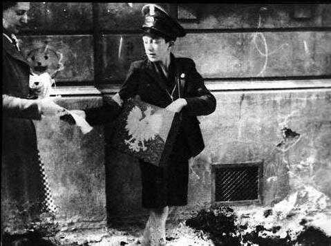 Harcerz Powstańczej Poczty Polowej na Solcu Zdjęcie nr 3 Źródło: Jerzy Tomaszewski, Harcerz Powstańczej Poczty Polowej na Solcu, 1944, domena publiczna.