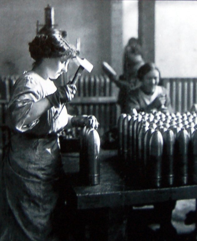 Kobieta pracująca w fabryce Źródło: Kobieta pracująca w fabryce, 1917, domena publiczna.