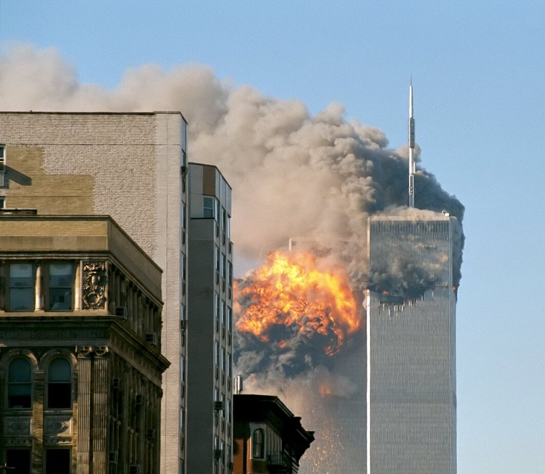 Atak terrorystyczny na wieże World Trade Center w Nowym Jorku 11 września 2001 r. Atak terrorystyczny na wieże World Trade Center w Nowym Jorku 11 września 2001 r. Źródło: Robert from New York, USA, licencja: CC BY-SA 2.0.