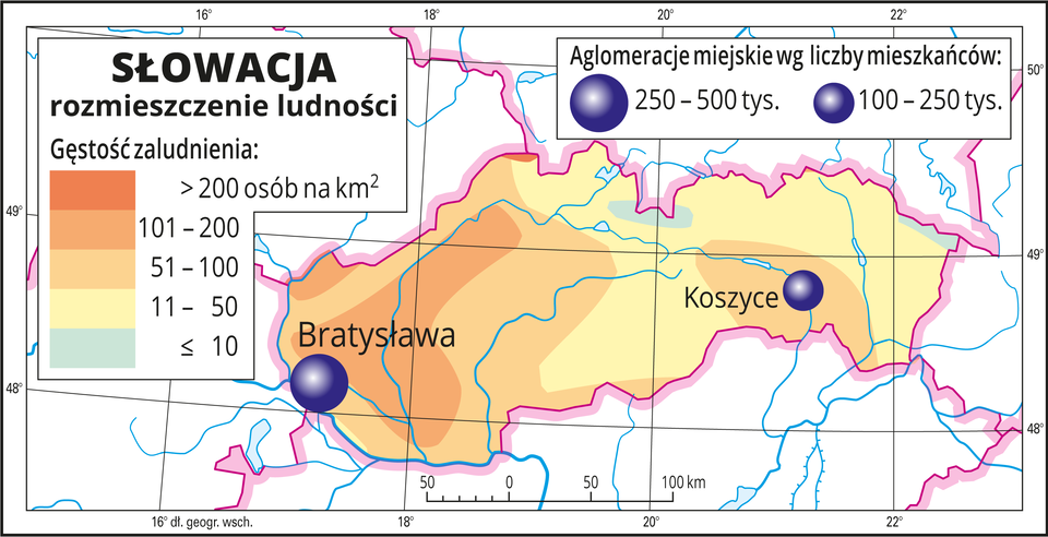 Ilustracja przedstawia mapę Słowacji. Na mapie przedstawiono rozmieszczenie ludności. Kolorami od zielonego (dwie niewielkie plamy) przez żółty do pomarańczowego przedstawiono gęstość zaludnienia. Plamy rozkładają się nieregularnie, wokół miast kolor pomarańczowy oznaczający dużą gęstość zaludnienia, nawet powyżej dwustu osób na kilometr kwadratowy. Na mapie dwie różnej wielkości sygnatury (koła) obrazujące aglomeracje miejskie wg liczby mieszkańców: Bratysława – od dwustu pięćdziesięciu do pięciuset tysięcy mieszkańców. Koszyce – od stu do dwustu pięćdziesięciu tysięcy mieszkańców. Mapa zawiera południki i równoleżniki, dookoła mapy w białej ramce opisano współrzędne geograficzne.
