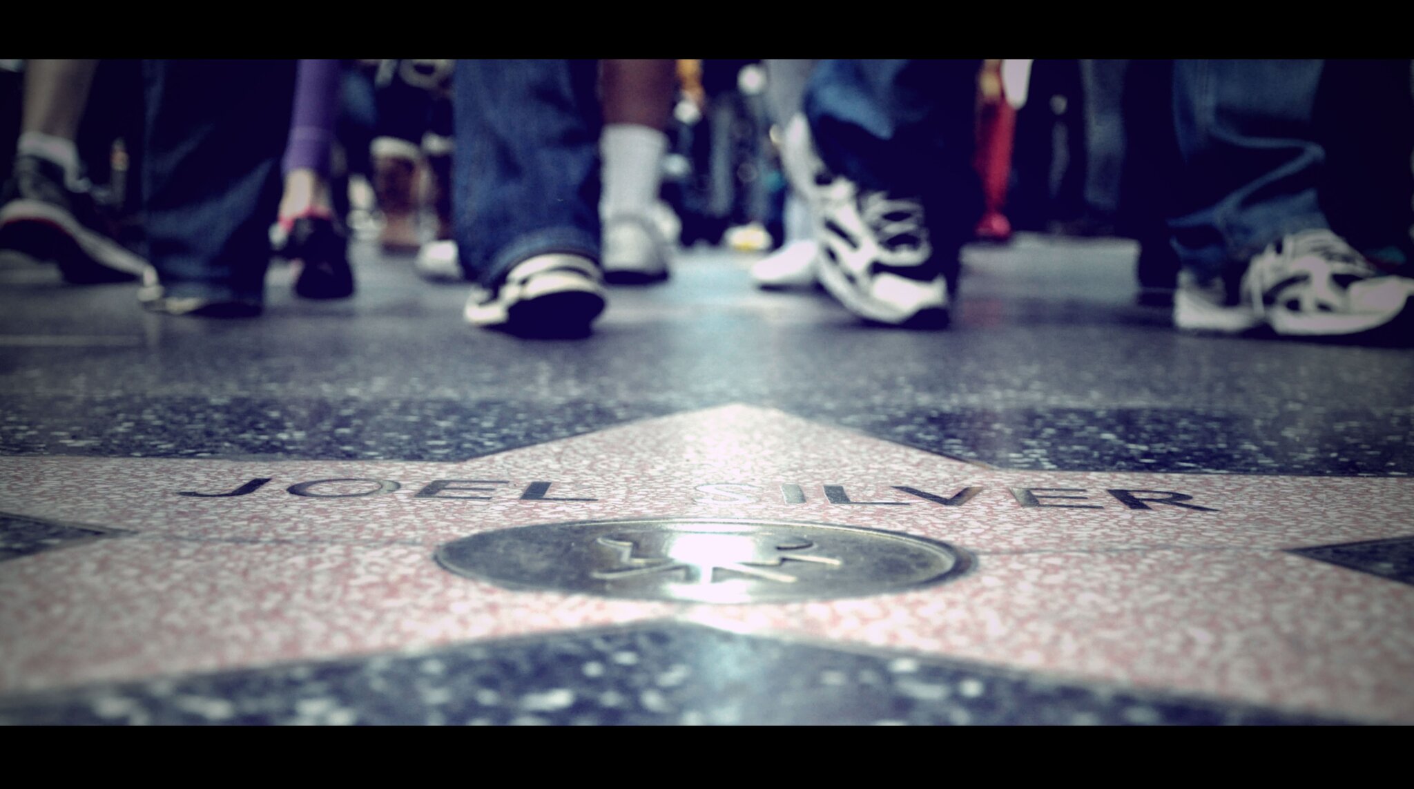 Aleja Gwiazd (Hollywood Walk of Fame). Chodnik z ponad 2400 gwiazd, upamiętniających znane osobistości świata show-biznesu. Źródło: Alexis Fam, Aleja Gwiazd (Hollywood Walk of Fame). Chodnik z ponad 2400 gwiazd, upamiętniających znane osobistości świata show-biznesu., licencja: CC BY 2.0.
