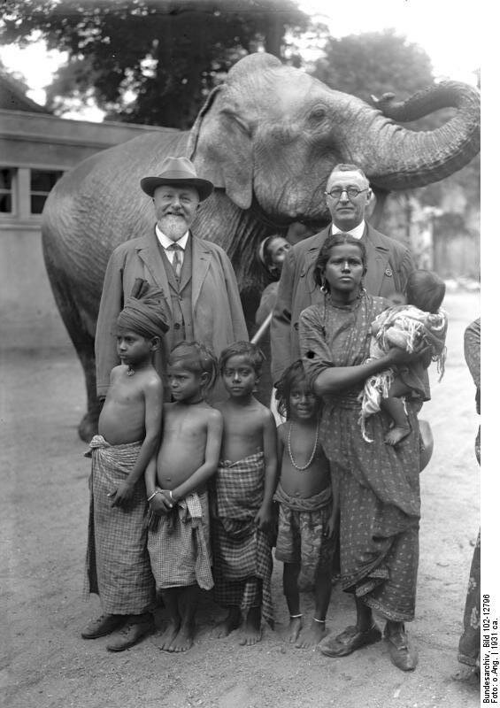 W berlińskim zoo Źródło: W berlińskim zoo, 1931, German Federal Archives, licencja: CC BY-SA 3.0.