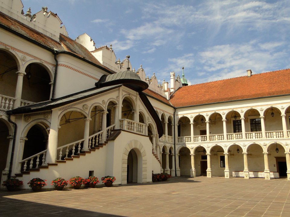 Zamek w Baranowie, widok dziedzińca Zamek w Baranowie, widok dziedzińca Źródło: Wikimedia Commons, licencja: CC BY-SA 3.0.