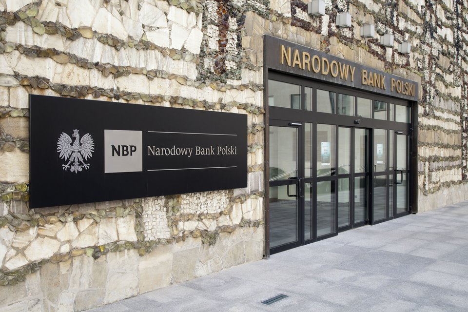 Wejście główne do siedziby Narodowego Banku Polskiego Źródło: Andrzej Barabasz, Wejście główne do siedziby Narodowego Banku Polskiego, licencja: CC BY-SA 3.0.