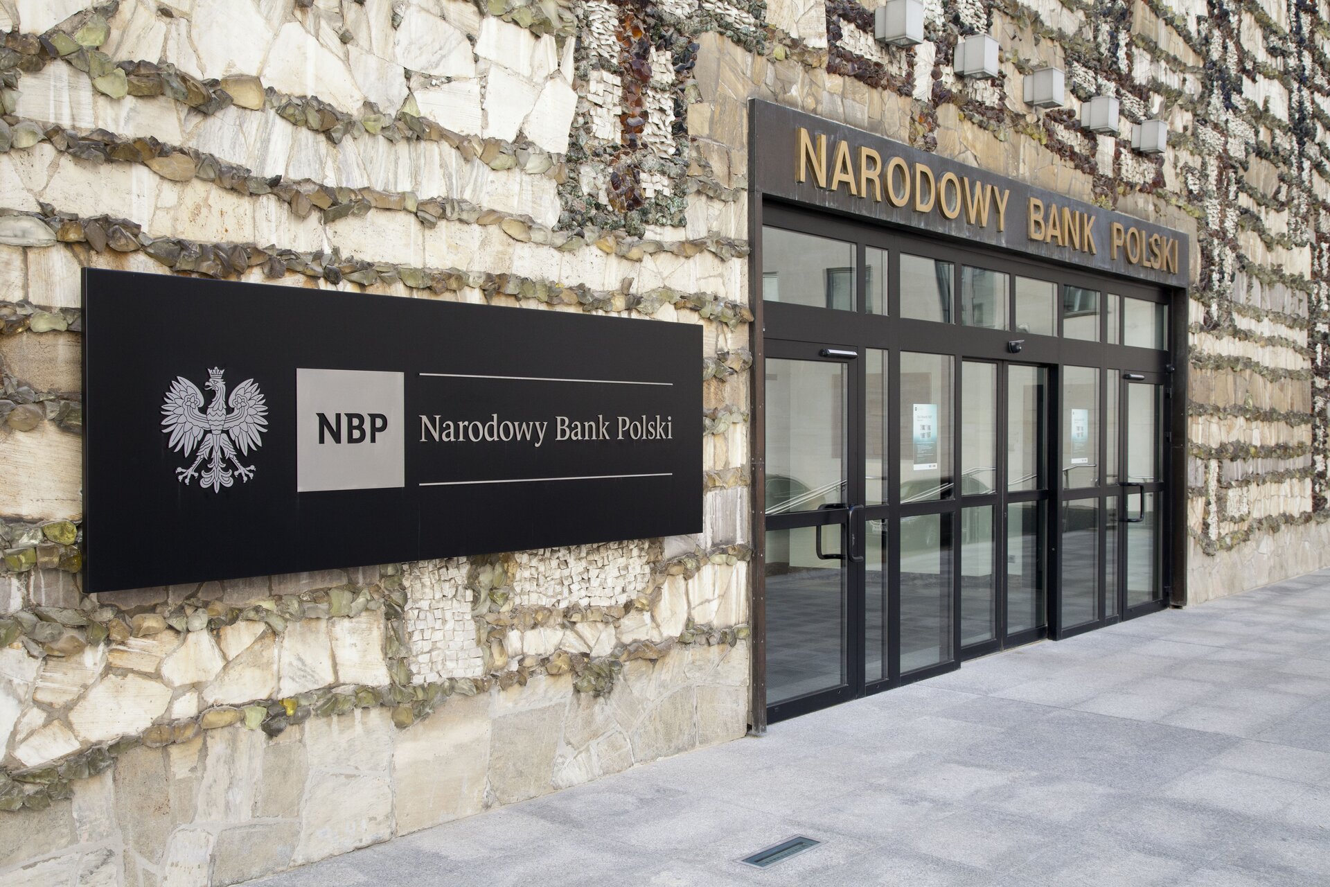 Wejście główne do siedziby Narodowego Banku Polskiego Źródło: Andrzej Barabasz, Wejście główne do siedziby Narodowego Banku Polskiego, licencja: CC BY-SA 3.0.