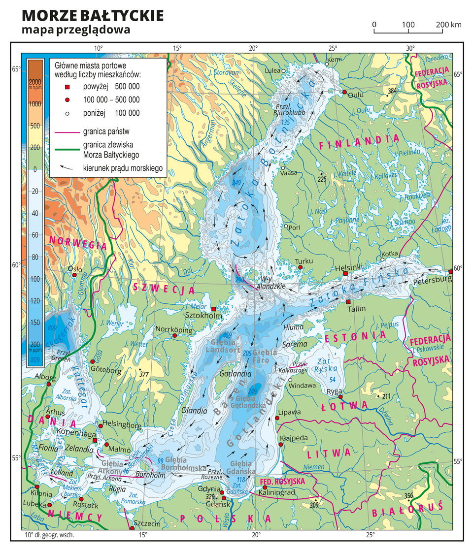 Ilustracja przedstawia mapę przeglądową Morza Bałtyckiego. Na mapie hipsometrycznej z przewagą obszarów nizinnych w kolorze zielonym opisano nazwy wysp, państw, mórz, zatok, cieśnin, rzek i jezior. Oznaczono i opisano miasta, wyróżniono stolice. Czerwonymi liniami zaznaczono granice państw, a zieloną linią oznaczono granicę zlewiska Morza Bałtyckiego. W obrębie Morza Bałtyckiego oznaczono strzałkami kierunek prądów morskich i opisano nazwy głębi i basenów. W wybranych miejscach opisano głębokości. Mapa pokryta jest równoleżnikami i południkami. Dookoła mapy w białej ramce opisano współrzędne geograficzne co pięć stopni. W legendzie umieszczono i opisano znaki i kolory użyte na mapie.