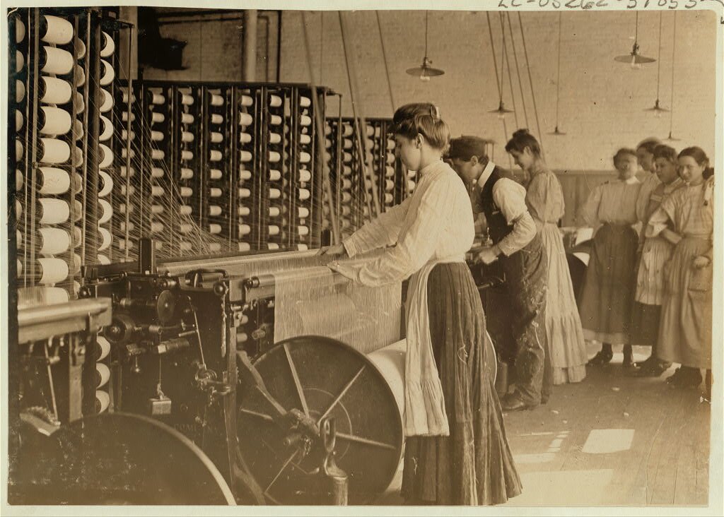 Przędzalnia Źródło: Lewis Wickes Hine, Przędzalnia, 1908, fotografia, Biblioteka Kongresu USA, domena publiczna.