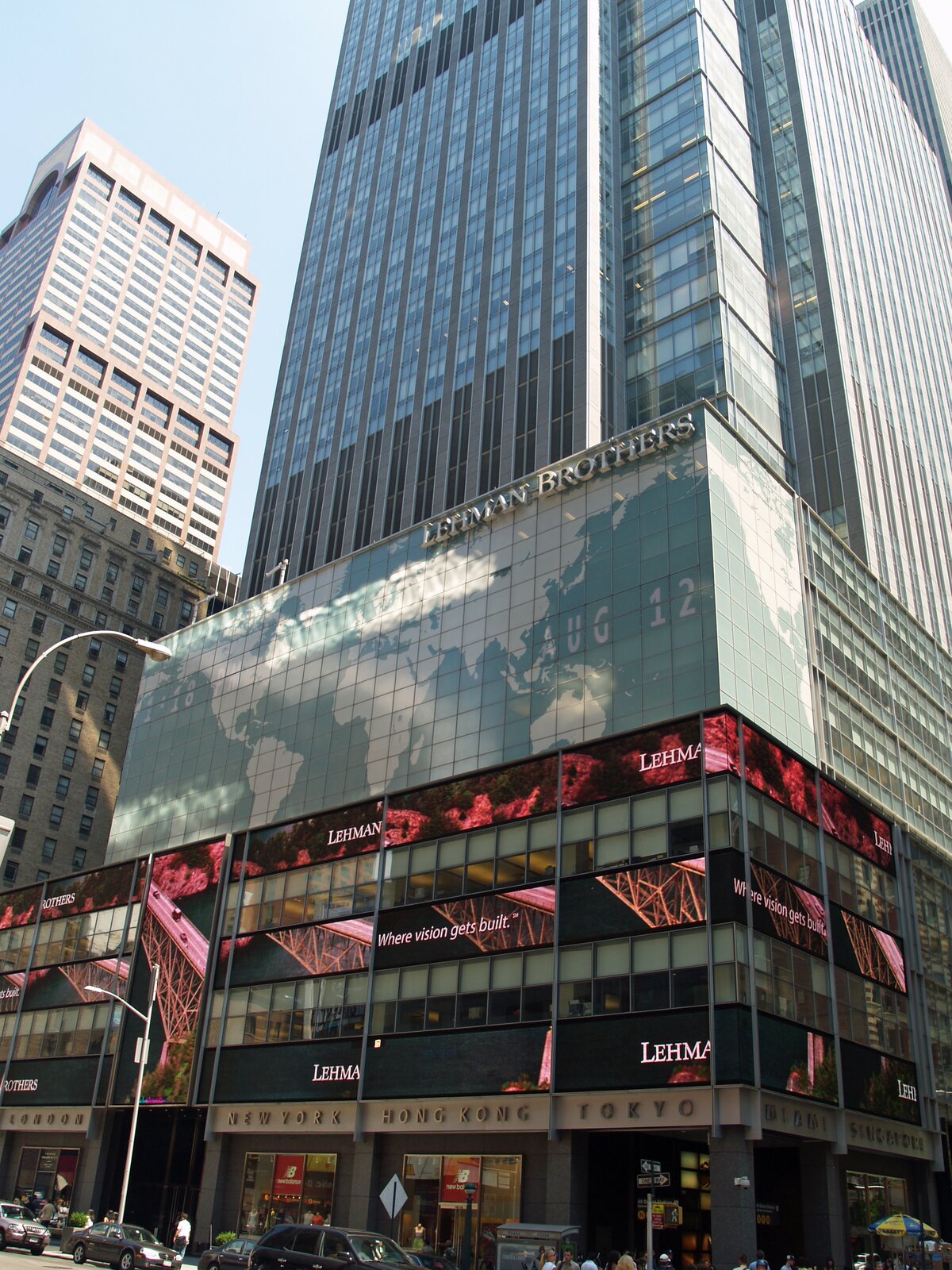 Budynek Lehman Brothers (amerykańskiego banku inwestycyjnego)– jeden z symboli globalnego kryzysu finansowego, który rozpoczął się w 2007 r. od zapaści na rynku pożyczek hipotecznych w Stanach Zjednoczonych. Źródło: David Shankbone, Budynek Lehman Brothers (amerykańskiego banku inwestycyjnego)– jeden z symboli globalnego kryzysu finansowego, który rozpoczął się w 2007 r. od zapaści na rynku pożyczek hipotecznych w Stanach Zjednoczonych., licencja: CC BY-SA 3.0.