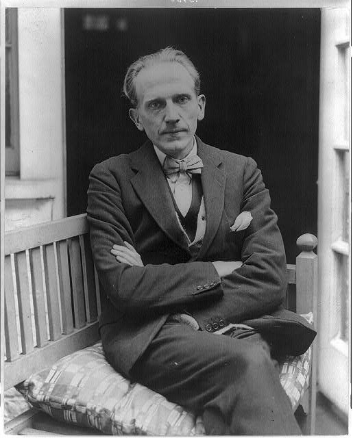 A.A. Milne - portret Źródło: domena publiczna.