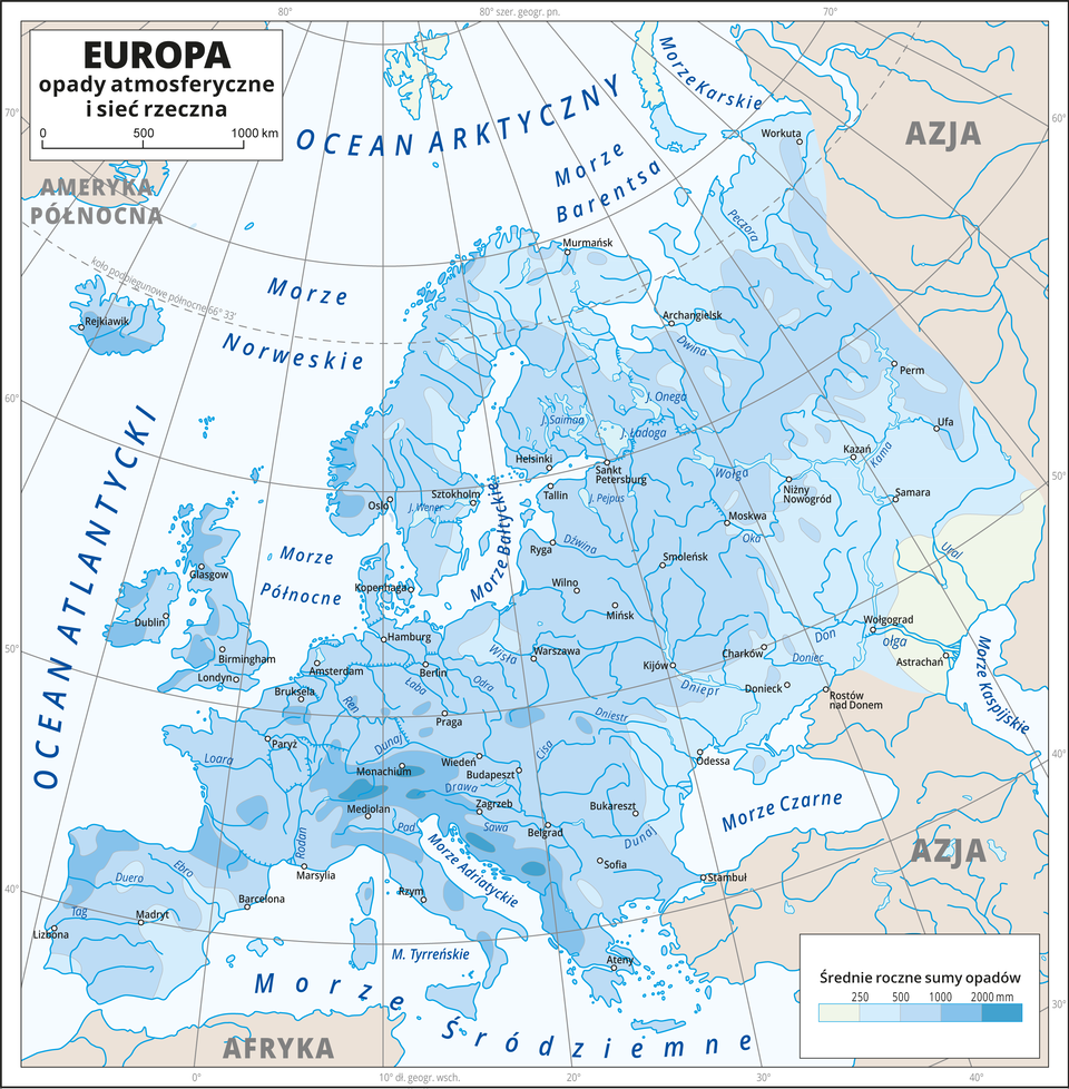 Ilustracja przedstawia mapę Europy. Na mapie przedstawiono i opisano sieć rzeczną. Nasyceniem odcieni koloru niebieskiego przedstawiono średnie roczne sumy opadów. Kolor najciemniejszy (2000 milimetrów) nad Morze Adriatyckim i Oceanem Atlantyckim. Kolor najjaśniejszy (poniżej 250 milimetrów) w kierunku południowo-wschodnim. Kropkami zaznaczono miasta główne miasta. Mapa zawiera siatkę kartograficzną, dookoła mapy w białej ramce opisano współrzędne geograficzne co dziesięć stopni.
