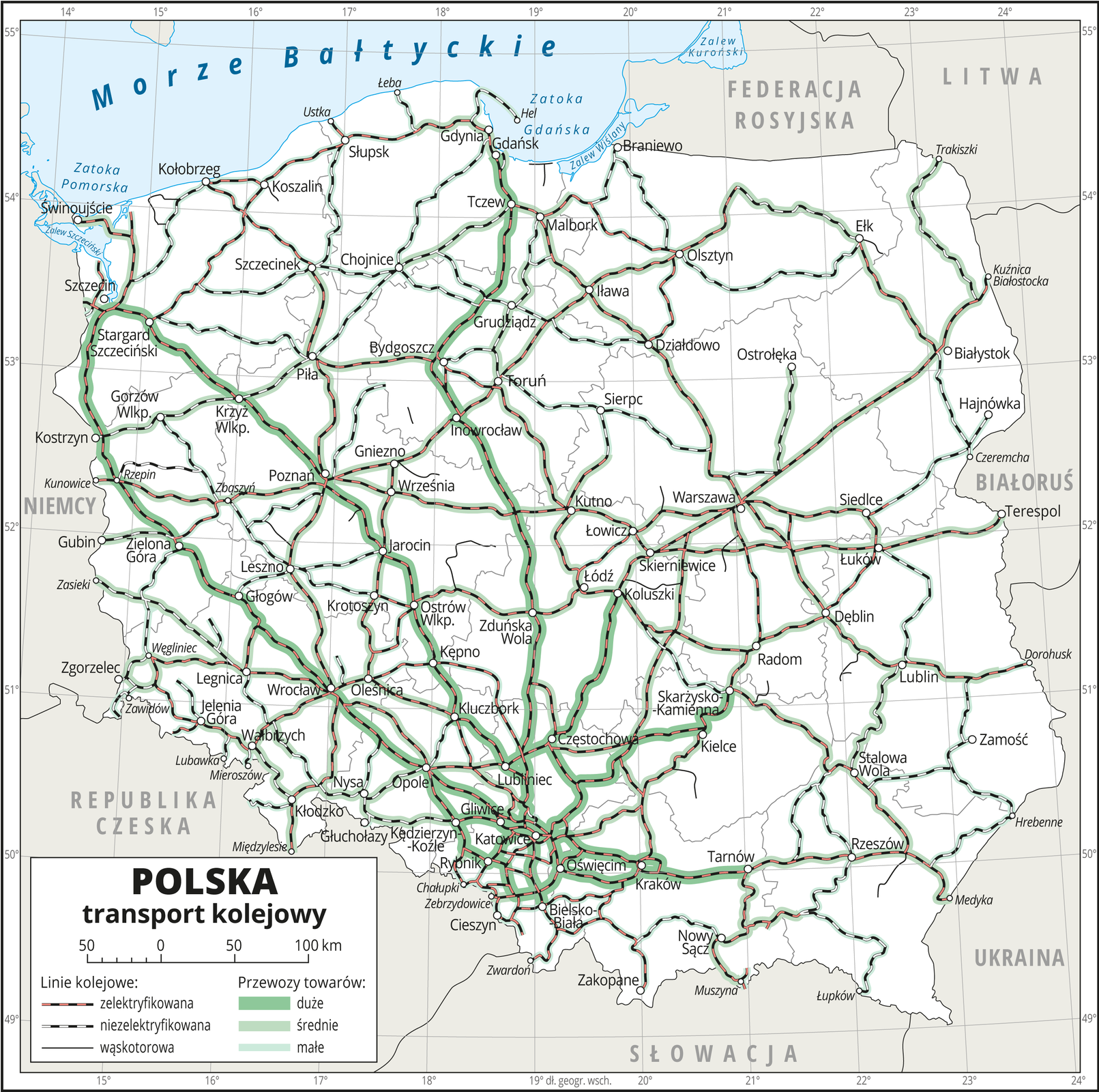Ilustracja przedstawia mapę Polski z podziałem na województwa i obrazuje wielkość przewozu towarów liniami kolejowymi z podziałem na koleje zelektryfikowane, niezelektryfikowane i wąskotorowe. Tło mapy jest w kolorze białym. Granice województw zaznaczone są szarą linią. Białymi kropkami zaznaczono miasta wojewódzkie i miejscowości graniczne. Linie kolejowe pokrywają całą powierzchnię Polski, największe zagęszczenie jest na zachodzie i na południu kraju. Do przedstawienia natężenia przewozu towarów użyto trzech grubości zielonych linii nałożonych na linie oznaczające koleje, najcieńsza obrazuje małe przewozy towarów, największa – duże przewozy. Wielkość przewozu towarów transportem kolejowym największa jest na zachodzie i południu Polski. Mapa pokryta jest równoleżnikami i południkami. Dookoła mapy w białej ramce opisano współrzędne geograficzne co jeden stopień. W legendzie opisano znaki użyte na mapie.