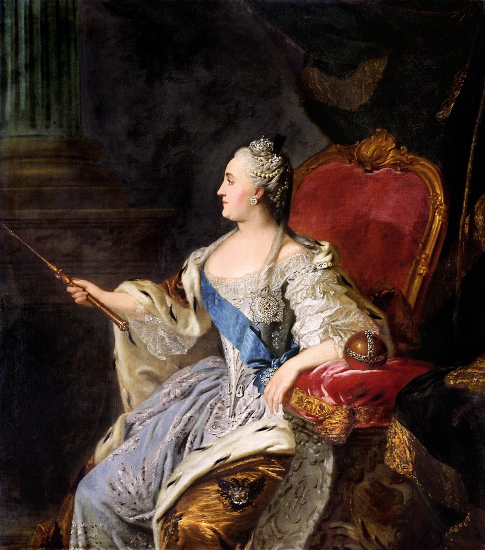 Portret Katarzyny II w stroju koronacyjnym Portret Katarzyny II w stroju koronacyjnym (1763), namalowany przez F. Rokotowa, obecnie znajduje się w Galerii Trietiakowskiej w Moskwie. Źródło: Fyodor Rokotov, Portret Katarzyny II w stroju koronacyjnym, 1763, Tretyakov Gallery, Moscow, domena publiczna.
