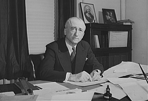 Sekretarz stanu USA James Byrnes Źródło: Farm Security Administration - Office of War Information, Sekretarz stanu USA James Byrnes, Biblioteka Kongresu Stanów Zjednoczonych, domena publiczna.