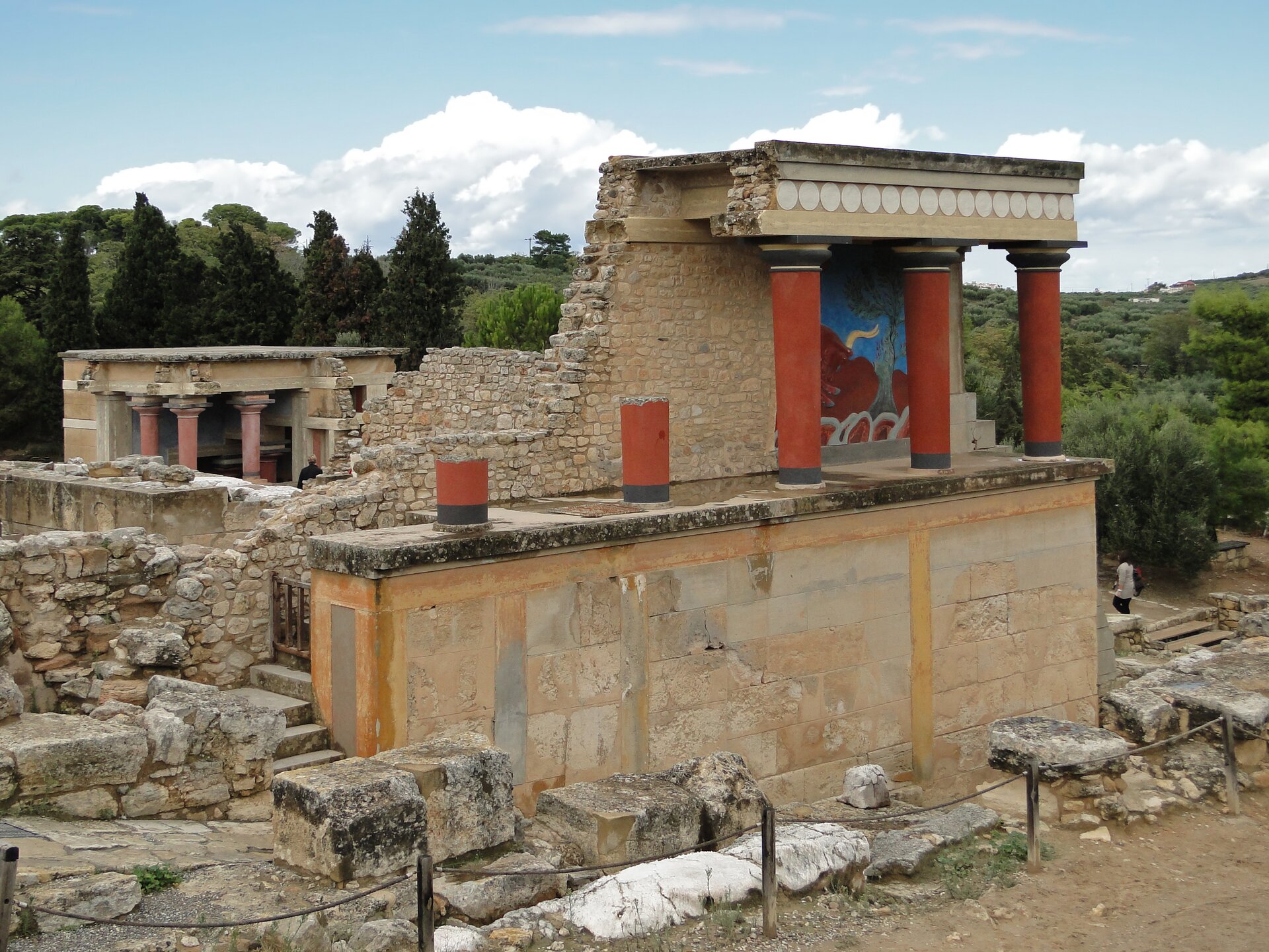 Ruiny pałacu w Knossos, nazywanego pałacem Minosa lub labiryntem kreteńskim Ruiny pałacu w Knossos, nazywanego pałacem Minosa lub labiryntem kreteńskim Źródło: Bernard Gagnon, fotografia barwna, licencja: CC BY-SA 3.0.