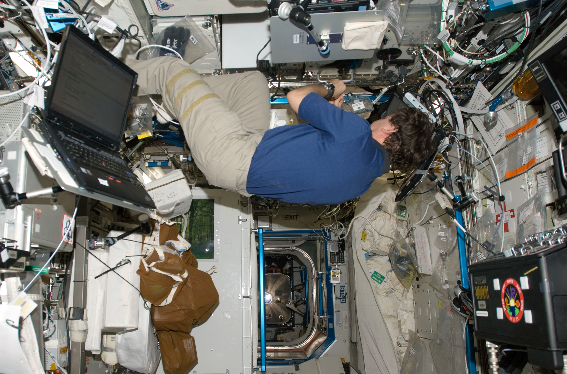 Fotografia astronauty w stanie nieważkości