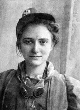 Łączniczka ze Starówki Zdjęcie nr 1 Źródło: Łączniczka ze Starówki, 1944, domena publiczna.