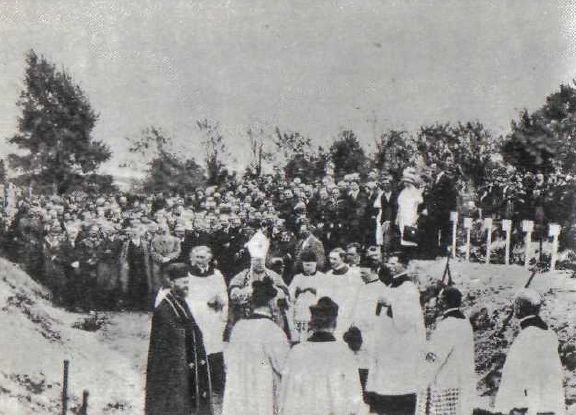 Ofiarom zamachu urządzono na polecenie Piłsudskiego wspólny pogrzeb Ofiarom zamachu urządzono na polecenie Piłsudskiego wspólny pogrzeb Źródło: domena publiczna.