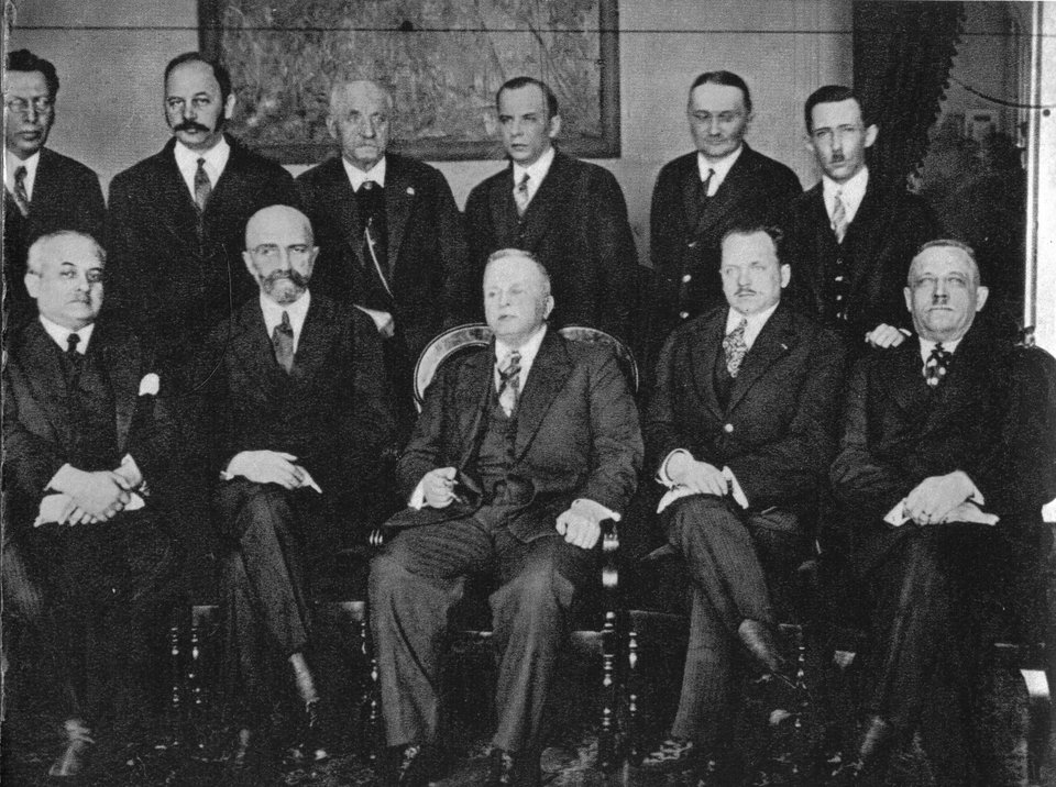Prezydium BBWR z wizyta u marszałka Senatu J. Szymańskiego. Od lewej siedzą: Hipolit Gliwic, Walery Sławek, Julian Szymański, Kazimierz Świtalski, Walery Roman; stoją: Henryk Loewenherz, Karol Polakiewicz, Jakub Bojko, Zdzisław Stroński, Zdzisław Lechnicki, Adam Piasecki Źródło: Prezydium BBWR z wizyta u marszałka Senatu J. Szymańskiego. Od lewej siedzą: Hipolit Gliwic, Walery Sławek, Julian Szymański, Kazimierz Świtalski, Walery Roman; stoją: Henryk Loewenherz, Karol Polakiewicz, Jakub Bojko, Zdzisław Stroński, Zdzisław Lechnicki, Adam Piasecki, domena publiczna.