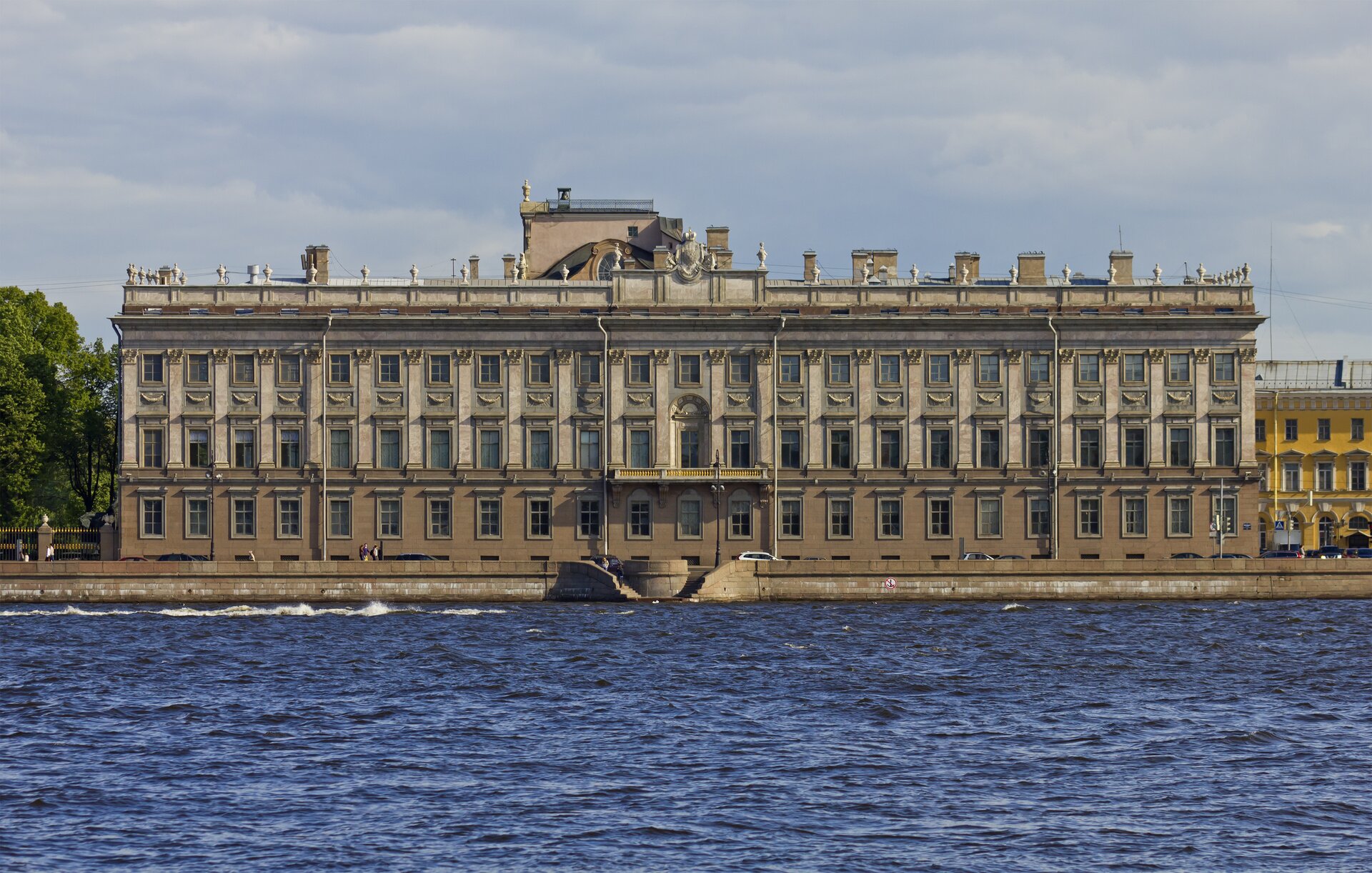 Nabrzeże Pałacowe w Petersburgu Źródło: A. Savin, Nabrzeże Pałacowe w Petersburgu, 2012, fotografia, licencja: CC BY-SA 3.0.