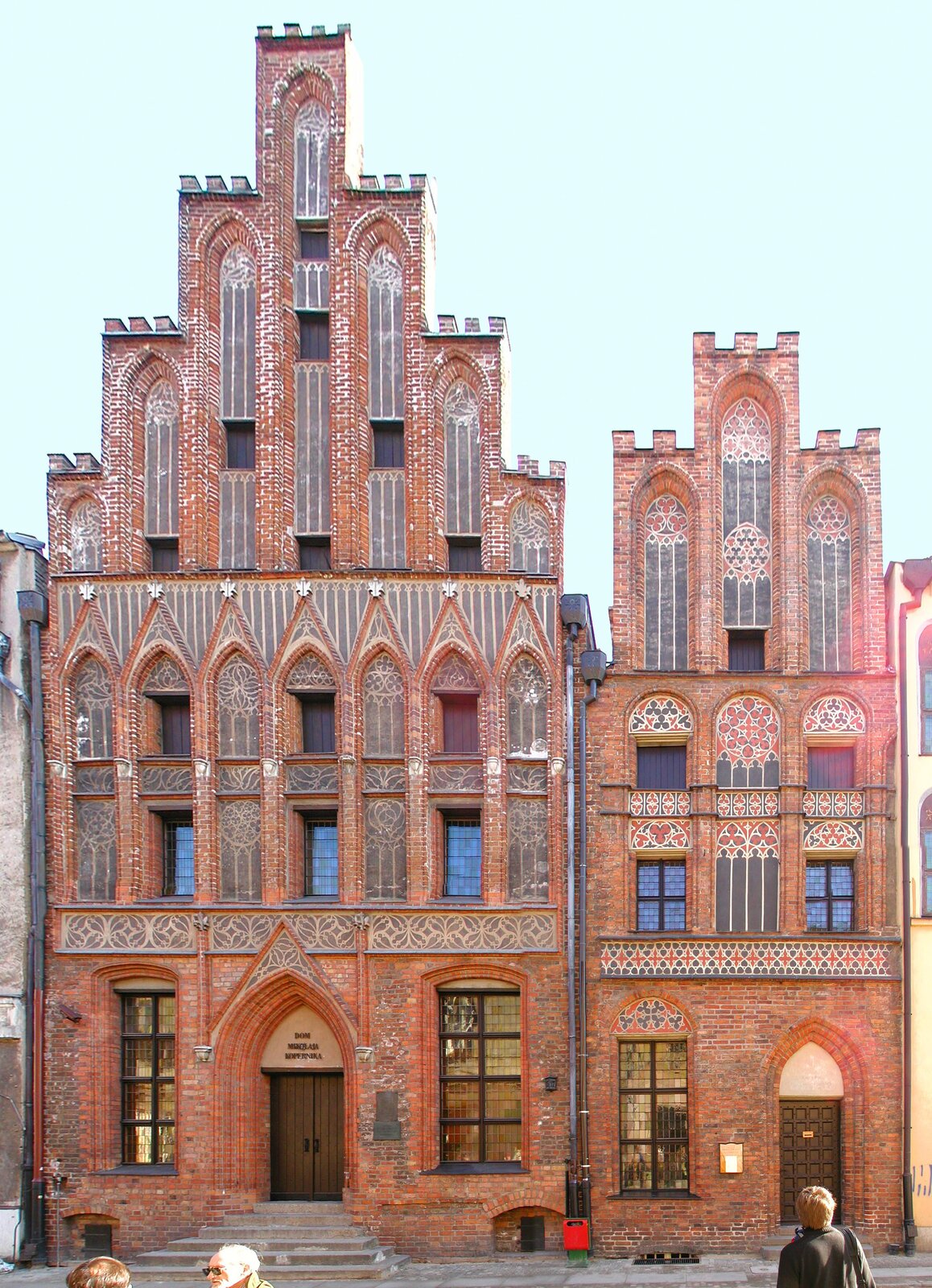 Dom Kopernika w Toruniu Dom w Toruniu, w którym miał urodzić się Mikołaj Kopernik. Obecnie w obu kamienicach mieści się Muzeum Kopernika. Źródło: Stephen McCluskey, Dom Kopernika w Toruniu, 2005, fotografia, licencja: CC BY-SA 2.5.