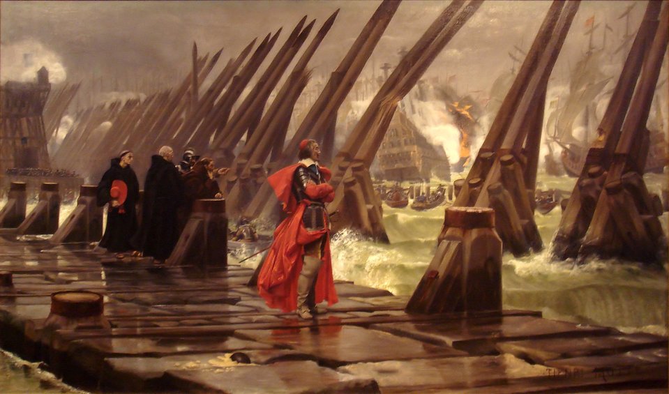 Kardynał Richelieu podczas oblężenie miasta La Rochelle w 1628 r. Była to główna twierdza, a zarazem port morski, przyznana hugenotom francuskim na mocy edyktu nantejskiego, jako tzw. miejsce bezpieczeństwa, tzn. miejsce, gdzie stacjonowały hugenockie siły zbrojne i gdzie jurysdykcja królewska była ograniczona. Budując zwarte i podporządkowane woli władcy państwo, pierwsi ministrowie chcieli zlikwidować ten element niezależny i podatny na współpracę z siłami przeciwnymi królowi (także zagranicznymi, np. Anglią czy Holandią). Królewscy inżynierowie, aby zdobyć dobrze ufortyfikowane miasto, otoczyli je pierścieniem umocnień i nie dopuszczali pomocy zewnętrznej. Na obrazie widać walki od strony morza, skąd pomocy chciał dostarczyć król Anglii. Kardynał Richelieu podczas oblężenie miasta La Rochelle w 1628 r. Była to główna twierdza, a zarazem port morski, przyznana hugenotom francuskim na mocy edyktu nantejskiego, jako tzw. miejsce bezpieczeństwa, tzn. miejsce, gdzie stacjonowały hugenockie siły zbrojne i gdzie jurysdykcja królewska była ograniczona. Budując zwarte i podporządkowane woli władcy państwo, pierwsi ministrowie chcieli zlikwidować ten element niezależny i podatny na współpracę z siłami przeciwnymi królowi (także zagranicznymi, np. Anglią czy Holandią). Królewscy inżynierowie, aby zdobyć dobrze ufortyfikowane miasto, otoczyli je pierścieniem umocnień i nie dopuszczali pomocy zewnętrznej. Na obrazie widać walki od strony morza, skąd pomocy chciał dostarczyć król Anglii. Źródło: Henri-Paul Motte, 1881, Musée d'Orbigny Bernon, domena publiczna.