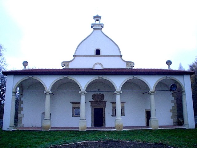 Dwór w Książu Wielkim – pawilon boczny Dwór w Książu Wielkim – pawilon boczny Źródło: Wikimedia Commons, licencja: CC BY-SA 3.0.