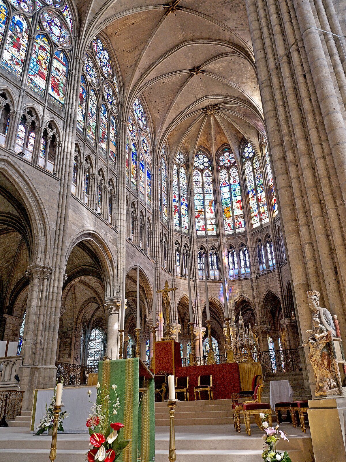 Prezbiterium nawy głównej kościoła Saint Denis
