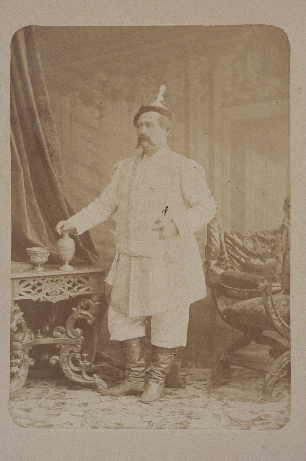 Józef Grzywiński jako Cześnik w Zemście Aleksandra Fredry Józef Grzywiński jako Cześnik w Zemście Aleksandra Fredry Źródło: ok. 1885, pocztówka, domena publiczna.