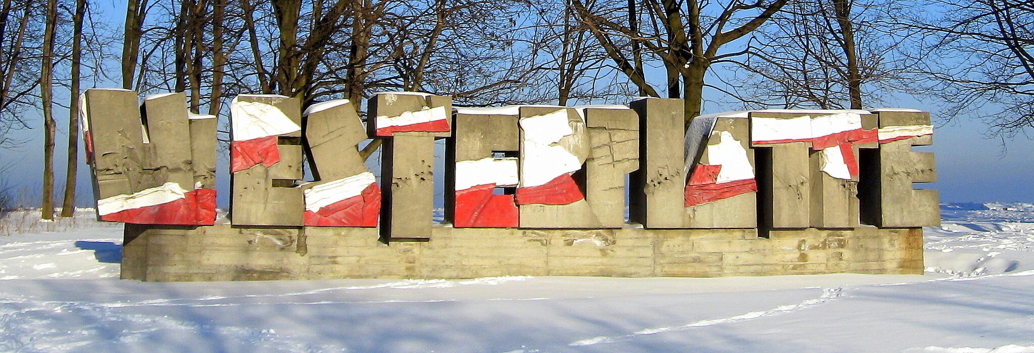 Napis Westerplatte przy wjeździe na półwysep Napis Westerplatte przy wjeździe na półwysep Źródło: Tomasz Sienicki, licencja: CC BY 3.0.