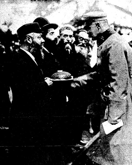 Przedstawiciele społeczności żydowskiej Dęblina witają chlebem i solą naczelnego wodza Marszałka Józefa Piłsudskiego po oswobodzeniu miasta i twierdzy od bolszewików w 1920 roku Źródło: Przedstawiciele społeczności żydowskiej Dęblina witają chlebem i solą naczelnego wodza Marszałka Józefa Piłsudskiego po oswobodzeniu miasta i twierdzy od bolszewików w 1920 roku , domena publiczna.