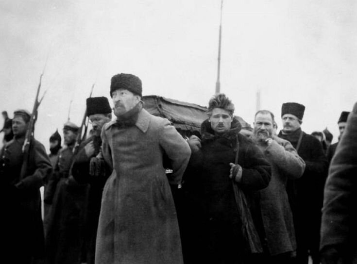 Pogrzeb Lenina. Trumnę Lenina niesie m.in. Feliks Dzierżyński (z przodu) Pogrzeb Lenina. Trumnę Lenina niesie m.in. Feliks Dzierżyński (z przodu) Źródło: domena publiczna.
