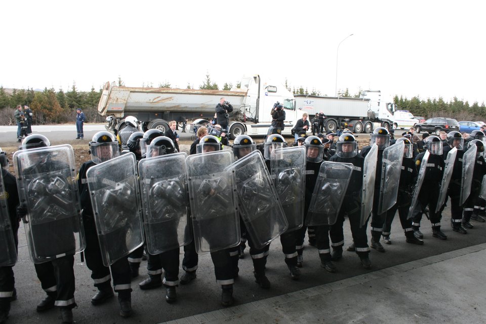 Zwarty szyk policji
