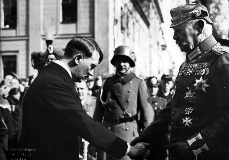 Spotkanie Adolfa Hitlera z prezydentem Rzeszy Paulem von Hindenburgiem Spotkanie Adolfa Hitlera z prezydentem Rzeszy Paulem von Hindenburgiem Źródło: Theo Eisenhart, Bundesarchiv, Bild 183-S38324, licencja: CC BY-SA 3.0.