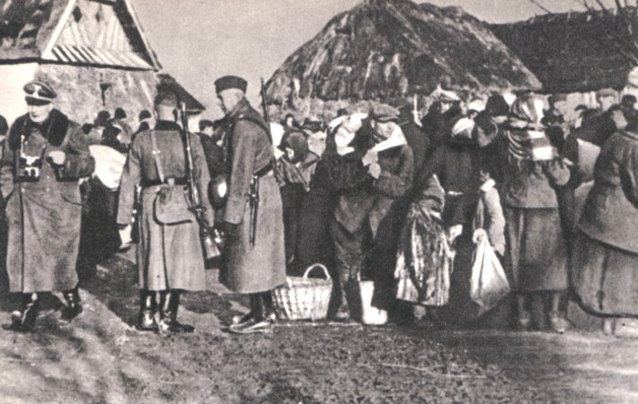Polscy rolnicy wysiedlani z gospodarstw przez SS. Zamojszczyzna Źródło: Polscy rolnicy wysiedlani z gospodarstw przez SS. Zamojszczyzna, Fotografia, domena publiczna.