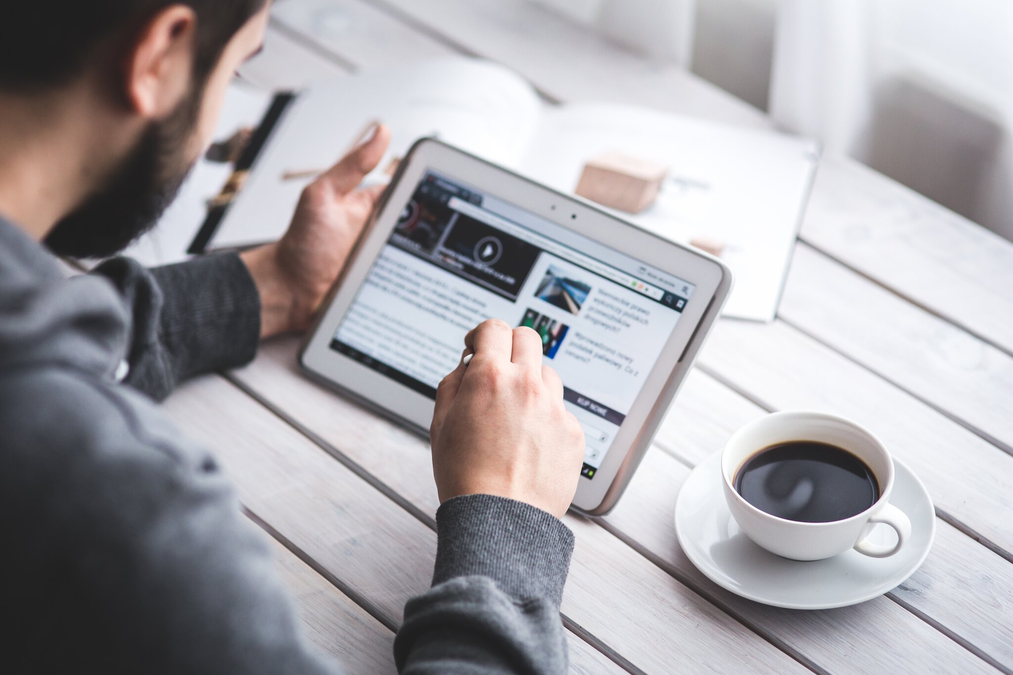 Mężczyzna surfuje po internecie Źródło: pexels, Mężczyzna surfuje po internecie, licencja: CC 0.
