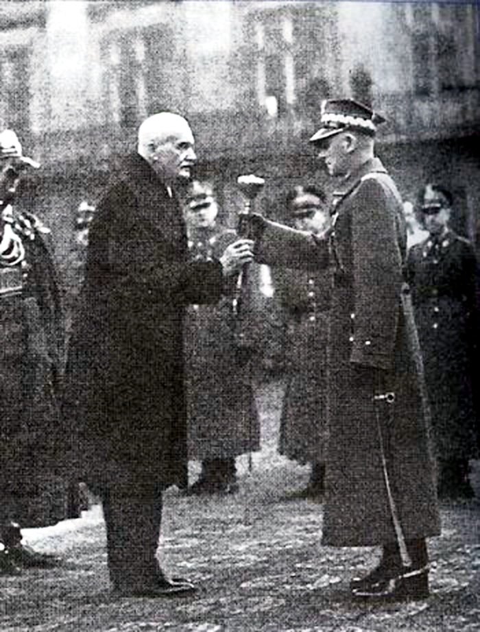 Edward Rydz-Śmigły przyjmuje buławę marszałkowską z rąk prezydenta Ignacego Mościckiego, 10 listopada 1936 Edward Rydz-Śmigły przyjmuje buławę marszałkowską z rąk prezydenta Ignacego Mościckiego, 10 listopada 1936 Źródło: domena publiczna.