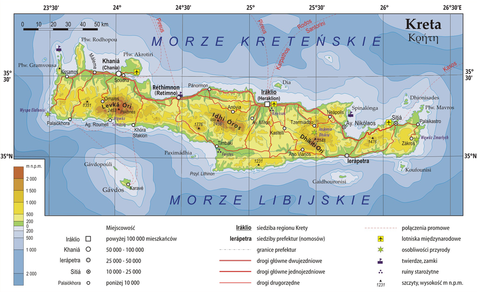 Ilustracja przedstawia mapę wyspy Kreta. Wyspa znajduje się w środkowej części mapy. Kreta rozciąga się w poziomie od lewej do prawej krawędzi mapy. Kształt wyspy to wydłużony poziomo pas o szerokości około dwa centymetry i długości około dziesięć centymetrów. Poniżej mapy legenda. Wzdłuż mapy, na białej ramce, naniesione są współrzędne geograficzne. Mapa pokryta jest równoleżnikami i południkami. Równoleżniki i południki ułożone są prostopadle do siebie. Powierzchnię wyspy pokrywają głównie kolory żółty, pomarańczowy i zielony. Kolor pomarańczowy to najwyższe wzniesienia na wyspie. Wokół wyspy kolor niebieski. Poniżej wyspy, w kierunku południa, znajduje się Morze Libijskie. Powyżej wyspy, w kierunku północnym, znajduje się Morze Kreteńskie. Legenda poniżej mapy zawiera informacje dotyczące miejscowości, liczby mieszkańców, sposobu transportu oraz inne symbole. Lewa strona legendy to prostokątny pionowy pasek. Pasek podzielony na kilka kolorów. U dołu niebieski, środek zielony, powyżej żółty i na górze pomarańczowy. Kolory zielone, żółte i czerwone wskazują wzniesienie w metrach nad poziomem morza. Kolory niebieskie pokazują głębokości morza. Na prawo geometryczne symbole wskazują miasta i liczbę mieszkańców. Kwadrat to Irakilo z liczbą mieszkańców ponad sto tysięcy. Poniżej mniejsze kułeczka z mniejszą liczbą mieszkańców. Na prawo trzy rodzaje poziomych czerwonych linii. To drogi główne dwujezdniowe, jednojezdniowe, oraz drugorzędne. Trzecia kolumna na prawo pozostałe symbole. Żółty kwadrat z czarnym samolotem wewnątrz to symbol lotniska. Zielona gwiazdka to osobliwości przyrody.