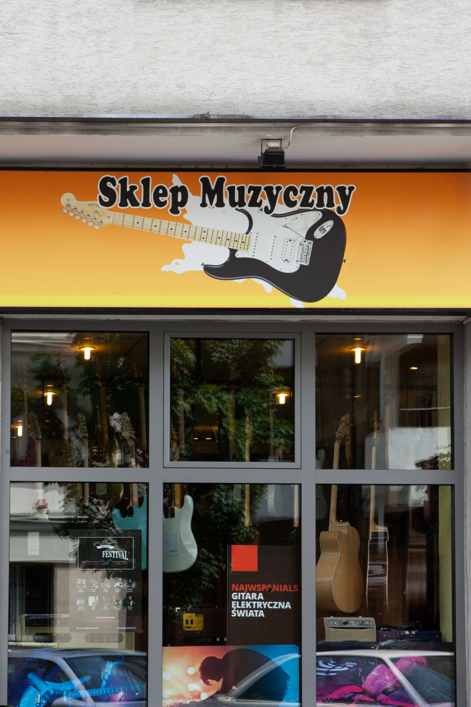 Zdjęcie sklepu o nazwie „Instrumenty muzyczne”