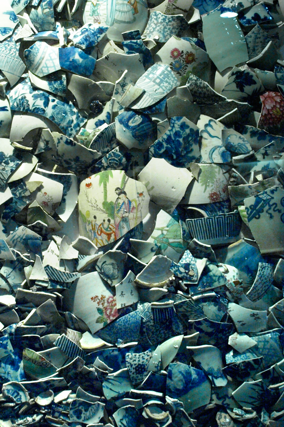 Zdjęcie stłuczonych przedmiotów z porcelany, celem jest pokazanie kruchości materiału