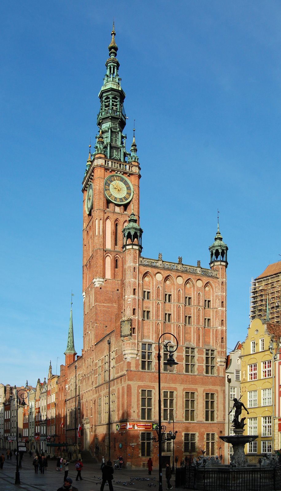 Gotycki ratusz w Gdańsku po pożarze został odbudowany z elementami renesansowymi, m.in.: wieżą, wieżyczkami, obramieniami okiennymi, portalem wejściowym, zegarem. Gotycki ratusz w Gdańsku po pożarze został odbudowany z elementami renesansowymi, m.in.: wieżą, wieżyczkami, obramieniami okiennymi, portalem wejściowym, zegarem. Źródło: Marcin Białek, Wikimedia Commons, licencja: CC BY-SA 3.0.