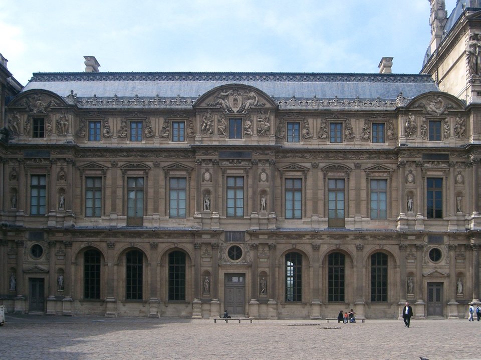 Wschodnia fasada Luwru. Fasada pałacu królewskiego Luwr w Paryżu wzniesiona na polecenie Franciszka I przez architekta Pierre Lescota po 1546 r. Wschodnia fasada Luwru. Fasada pałacu królewskiego Luwr w Paryżu wzniesiona na polecenie Franciszka I przez architekta Pierre Lescota po 1546 r. Źródło: Beckstet, Wikimedia Commons, licencja: CC BY-SA 3.0.