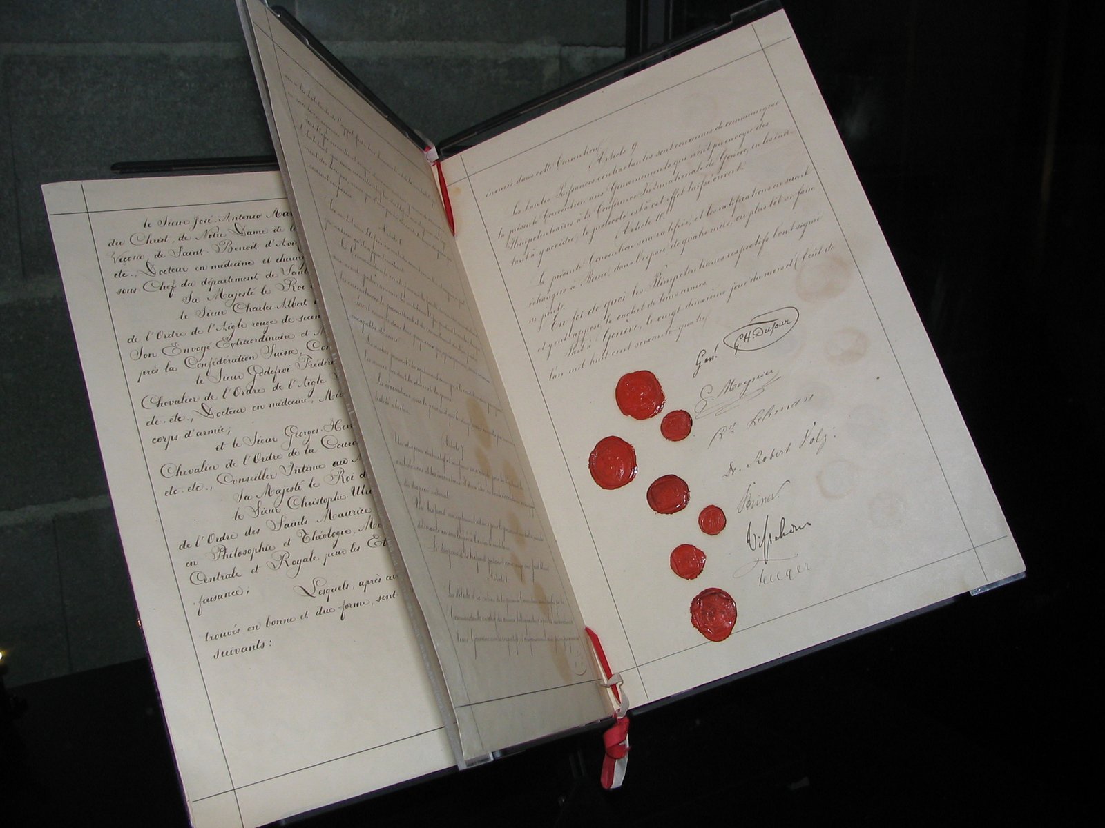 Oryginalny dokument pierwszej konwencji genewskiej, 1864 Źródło: Kevin Quinn, Oryginalny dokument pierwszej konwencji genewskiej, 1864, licencja: CC BY 2.0.