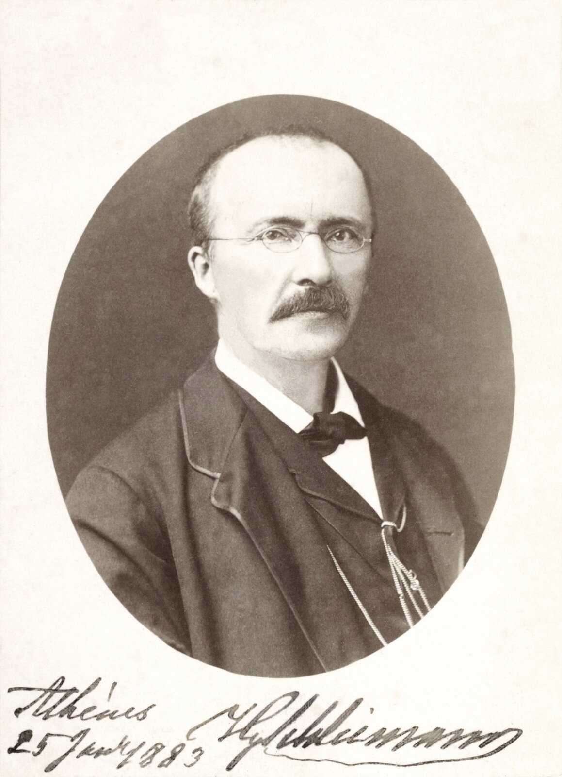 Heinrich Schliemann Heinrich Schliemann Źródło: ok. 1883, zdjęcie czarno-białe, Biblioteka Narodowa, Francja, domena publiczna.