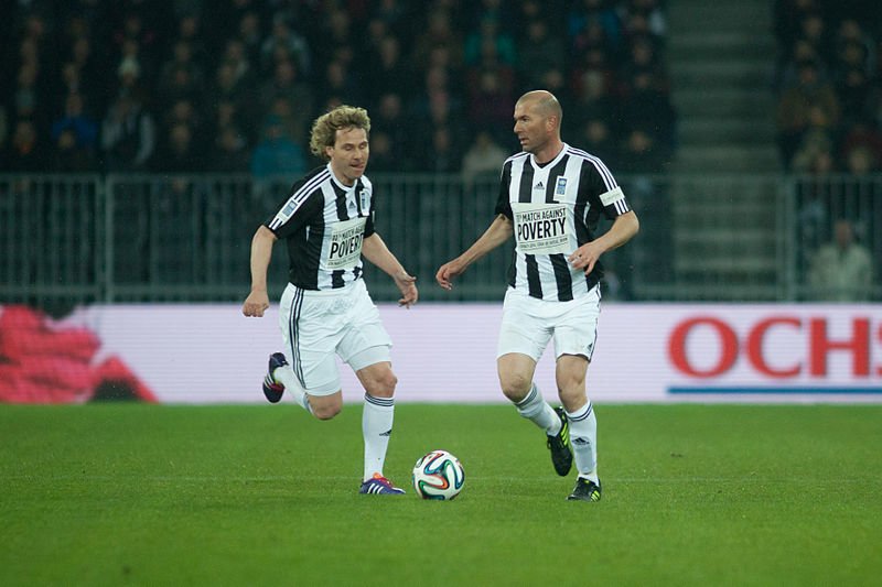 Zinedine Zidane (po prawej) w 2014 r. Zinedine Zidane (po prawej) w 2014 r. Źródło: Ludovic Péron, licencja: CC BY 3.0.