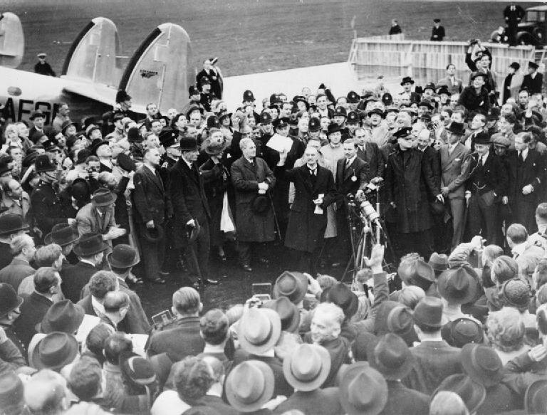Premier Wielkiej Brytanii Neville Chamberlain po powrocie do kraju z Monachium Premier Wielkiej Brytanii Neville Chamberlain po powrocie do kraju z Monachium Źródło: domena publiczna.