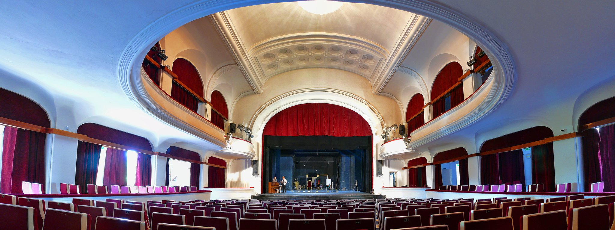 Widownia Teatru im. C.K. Norwida w Jeleniej Górze Widownia Teatru im. C.K. Norwida w Jeleniej Górze Źródło: Piotr Matyga, licencja: CC BY-SA 4.0.