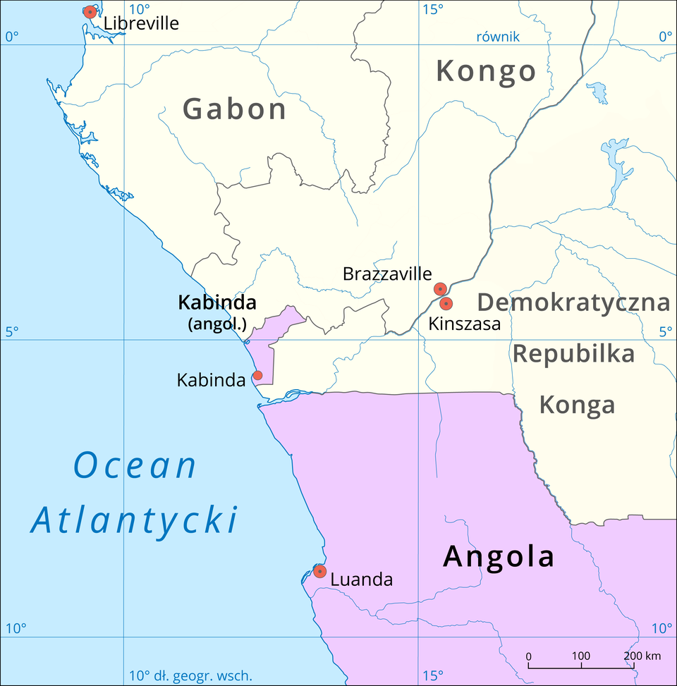 Na zdjęciu mapa polityczna. Wybrzeża Afryki. Fragment kontynentu zajmuje prawą stronę ilustracji. Lewa strona to Ocean Atlantycki. Na mapie zaznaczono państwa oraz najważniejsze miasta. Na dole mapy, w prawym dolnym rogu, znajduje się Angola. Stolica Luanda na wybrzeżu. Powyżej, w połowie ilustracji, Demokratyczna Republika Konga. Na wybrzeżu, powyżej Angoli, znajduje się niewielka eksklawa Kabinda. Jest oddzielona od głównej części państwa przez terytorium Demokratycznej Republiki Konga. Kabinda graniczy z tym państwem od południa i wschodu, od północy sąsiaduje z Kongiem, a od zachodu oblewana jest przez wody Oceanu Atlantyckiego. Główne miasto to Kabinda. Powyżej Kabindy znajduje się Gabon. Na prawo od Gabonu, Kongo.