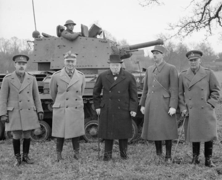 Drugi z prawej gen. Charles de Gaulle, drugi z lewej Władysław Sikorski, w środku Winston Churchill Drugi z prawej gen. Charles de Gaulle, drugi z lewej Władysław Sikorski, w środku Winston Churchill Źródło: Horton (Capt) War Office official photographer, Imperialne Muzeum Wojny, domena publiczna.