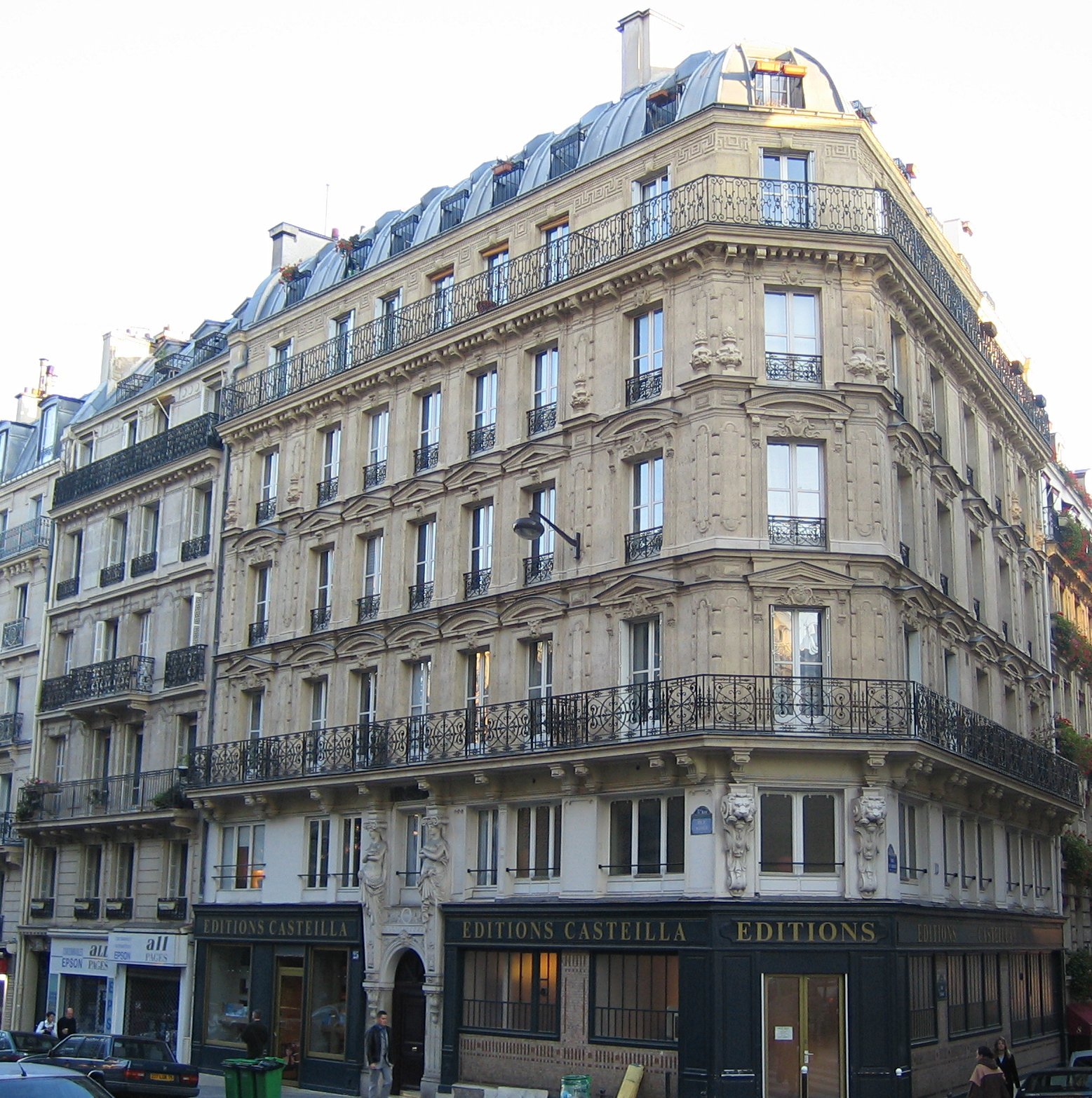 Przykład architektury Haussmanna Źródło: Thierry Bézecourt, Przykład architektury Haussmanna, 2005, licencja: CC BY-SA 3.0.